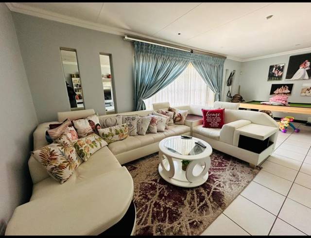 6 BEDROOM HOUSE FOR SALE IN PARKHILL GARDENS